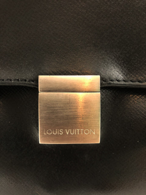 Louis Vuitton Taïga Porte-Document Angara - Burgundy Briefcases, Bags -  LOU751271